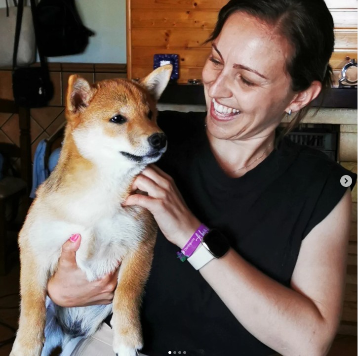 Tamara sosteniendo a Momo cuando era cachorro